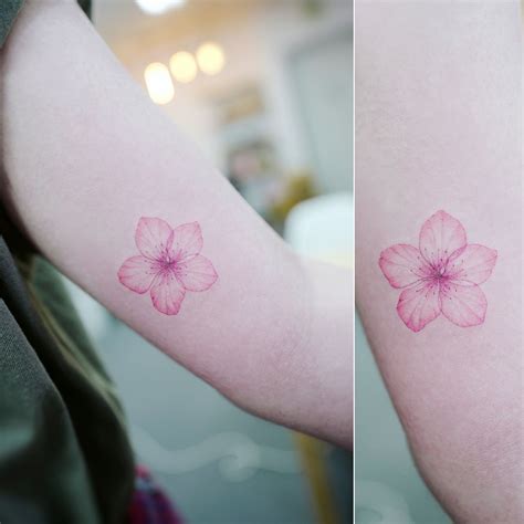 flores minimalistas tatuaje